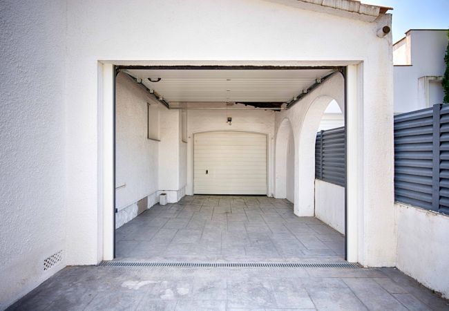 Villa en Empuriabrava - FALCONERA VILLA CANAL  3 HA ,PISCINA,AMARRE,WIFI,PARKING Villa en Empuriabrava - FALCONERA VILLA CANAL  3 HA ,PISCINA,AMARRE,WIFI,PARKING