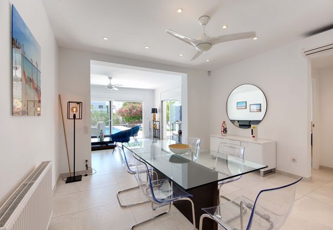 Villa en Empuriabrava - FALCONERA VILLA CANAL  3 HA ,PISCINA,AMARRE,WIFI,PARKING Villa en Empuriabrava - FALCONERA VILLA CANAL  3 HA ,PISCINA,AMARRE,WIFI,PARKING