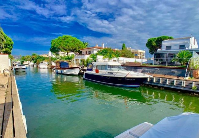 Villa en Empuriabrava - FALCONERA VILLA CANAL  3 HA ,PISCINA,AMARRE,WIFI,PARKING Villa en Empuriabrava - FALCONERA VILLA CANAL  3 HA ,PISCINA,AMARRE,WIFI,PARKING