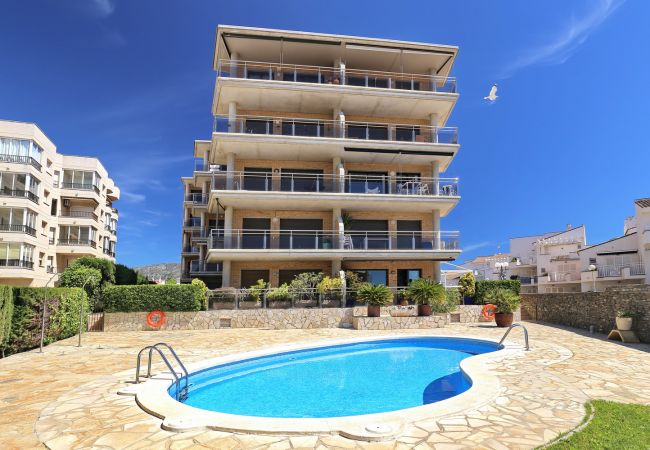 Appartement à Rosas / Roses - SALATA, Superbe appartement 2 ch,vue mer a 30 m de la plage,piscine,Parking privé