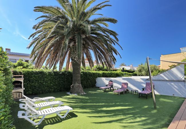 Villa à Empuriabrava - BAHIA 28 Magnifique Villa 3 ch ,avec Jardin et Piscine Privé a 300m de la plage Villa à Empuriabrava - BAHIA 28 Magnifique Villa 3 ch ,avec Jardin et Piscine Privé a 300m de la plage