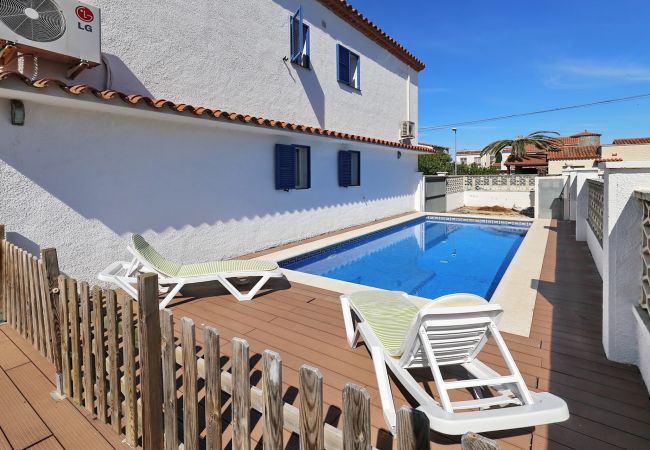 Villa à Empuriabrava - BAHIA 28 Magnifique Villa 3 ch ,avec Jardin et Piscine Privé a 300m de la plage