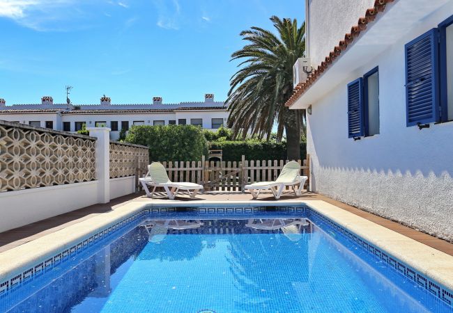 Villa à Empuriabrava - BAHIA 28 Magnifique Villa 3 ch ,avec Jardin et Piscine Privé a 300m de la plage