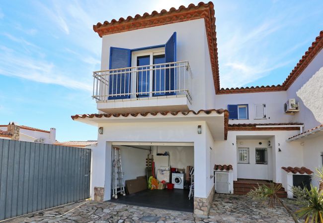 Villa à Empuriabrava - BAHIA 28 Magnifique Villa 3 ch ,avec Jardin et Piscine Privé a 300m de la plage