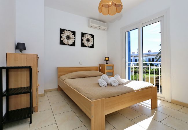 Villa à Empuriabrava - BAHIA 28 Magnifique Villa 3 ch ,avec Jardin et Piscine Privé a 300m de la plage Villa à Empuriabrava - BAHIA 28 Magnifique Villa 3 ch ,avec Jardin et Piscine Privé a 300m de la plage
