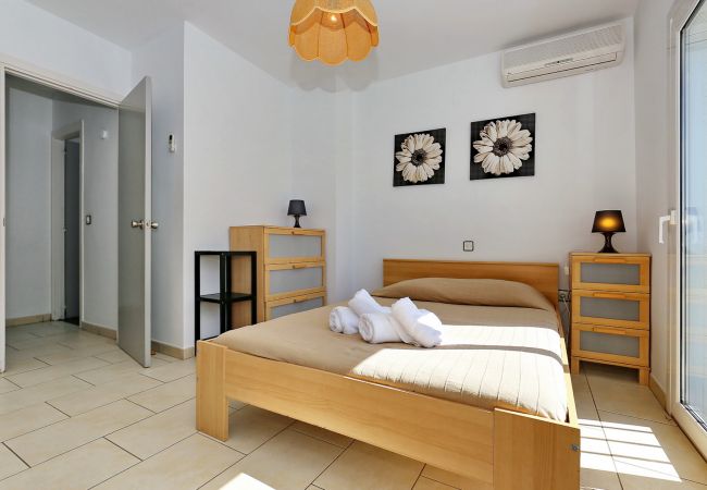 Villa à Empuriabrava - BAHIA 28 Magnifique Villa 3 ch ,avec Jardin et Piscine Privé a 300m de la plage Villa à Empuriabrava - BAHIA 28 Magnifique Villa 3 ch ,avec Jardin et Piscine Privé a 300m de la plage