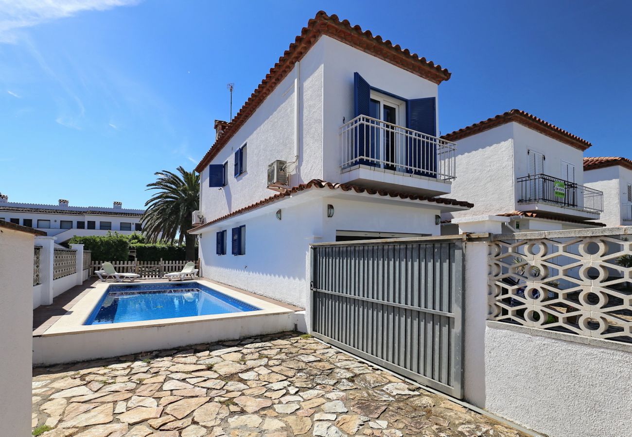 Villa à Empuriabrava - BAHIA 28 Magnifique Villa 3 ch ,avec Jardin et Piscine Privé a 300m de la plage