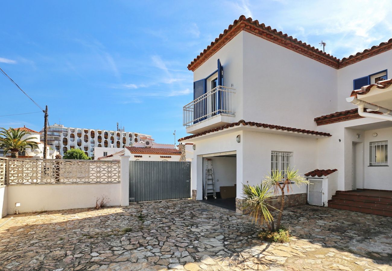 Villa à Empuriabrava - BAHIA 28 Magnifique Villa 3 ch ,avec Jardin et Piscine Privé a 300m de la plage