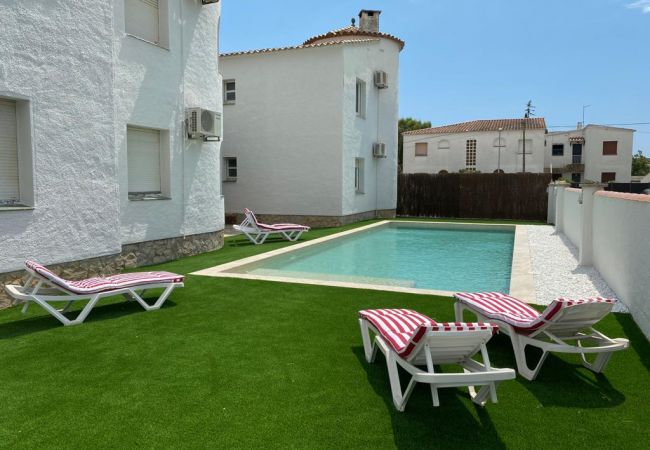 Appartement à Empuriabrava - BADIA 1 ,BEL APPART 2ch ,PISCINE,100m PLAGE,PARKING,WIFI 