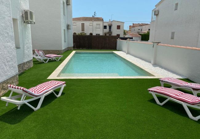 Appartement à Empuriabrava - BADIA 1 ,BEL APPART 2ch ,PISCINE,100m PLAGE,PARKING,WIFI 