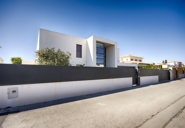 Villa à Empuriabrava - PENI LUXUEUSE VILLA CANAL PENI, 4CH,PISCINE, AMARRE 25m,WIFI Villa à Empuriabrava - PENI LUXUEUSE VILLA CANAL PENI, 4CH,PISCINE, AMARRE 25m,WIFI