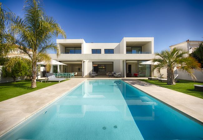 Villa à Empuriabrava - PENI LUXUEUSE VILLA CANAL PENI, 4CH,PISCINE, AMARRE 25m,WIFI Villa à Empuriabrava - PENI LUXUEUSE VILLA CANAL PENI, 4CH,PISCINE, AMARRE 25m,WIFI