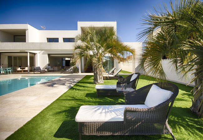 Villa à Empuriabrava - PENI LUXUEUSE VILLA CANAL PENI, 4CH,PISCINE, AMARRE 25m,WIFI Villa à Empuriabrava - PENI LUXUEUSE VILLA CANAL PENI, 4CH,PISCINE, AMARRE 25m,WIFI