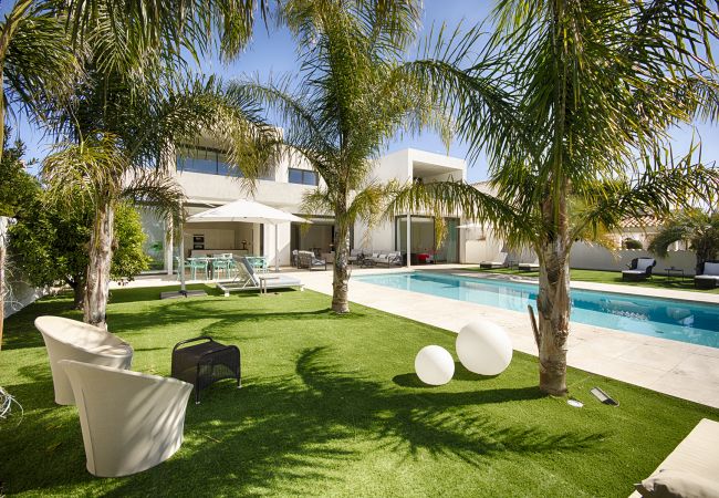 Villa à Empuriabrava - PENI LUXUEUSE VILLA CANAL PENI, 4CH,PISCINE, AMARRE 25m,WIFI