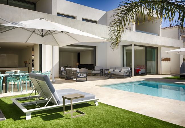 Villa à Empuriabrava - PENI LUXUEUSE VILLA CANAL PENI, 4CH,PISCINE, AMARRE 25m,WIFI Villa à Empuriabrava - PENI LUXUEUSE VILLA CANAL PENI, 4CH,PISCINE, AMARRE 25m,WIFI
