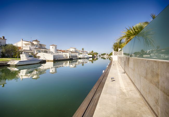 Villa à Empuriabrava - PENI LUXUEUSE VILLA CANAL PENI, 4CH,PISCINE, AMARRE 25m,WIFI Villa à Empuriabrava - PENI LUXUEUSE VILLA CANAL PENI, 4CH,PISCINE, AMARRE 25m,WIFI