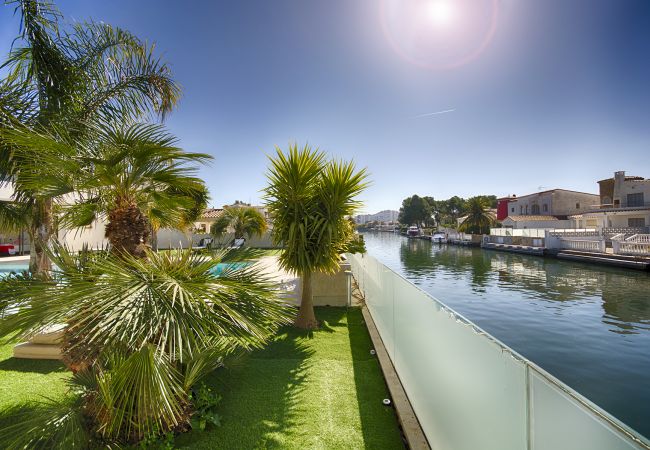 Villa à Empuriabrava - PENI LUXUEUSE VILLA CANAL PENI, 4CH,PISCINE, AMARRE 25m,WIFI Villa à Empuriabrava - PENI LUXUEUSE VILLA CANAL PENI, 4CH,PISCINE, AMARRE 25m,WIFI