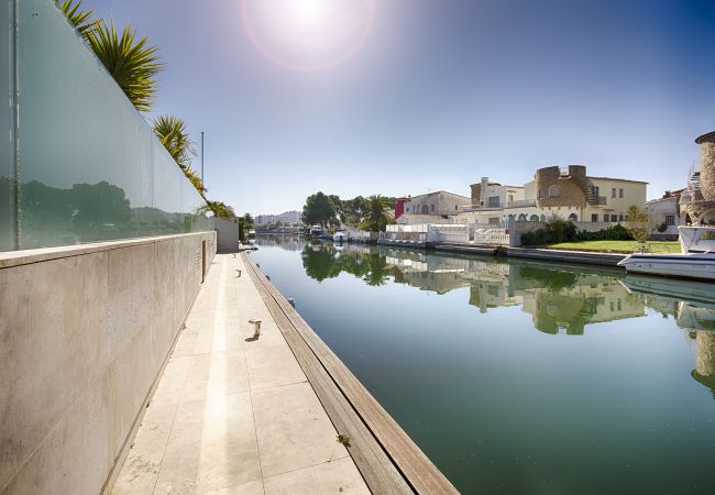 Villa à Empuriabrava - PENI LUXUEUSE VILLA CANAL PENI, 4CH,PISCINE, AMARRE 25m,WIFI Villa à Empuriabrava - PENI LUXUEUSE VILLA CANAL PENI, 4CH,PISCINE, AMARRE 25m,WIFI