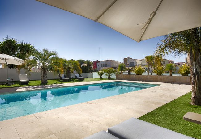 Villa à Empuriabrava - PENI LUXUEUSE VILLA CANAL PENI, 4CH,PISCINE, AMARRE 25m,WIFI Villa à Empuriabrava - PENI LUXUEUSE VILLA CANAL PENI, 4CH,PISCINE, AMARRE 25m,WIFI