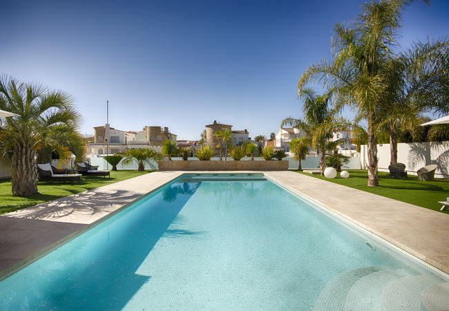 Villa à Empuriabrava - PENI LUXUEUSE VILLA CANAL PENI, 4CH,PISCINE, AMARRE 25m,WIFI