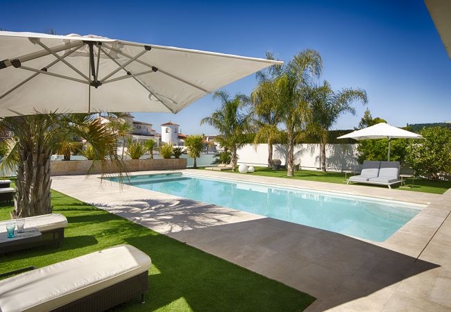 Villa à Empuriabrava - PENI LUXUEUSE VILLA CANAL PENI, 4CH,PISCINE, AMARRE 25m,WIFI Villa à Empuriabrava - PENI LUXUEUSE VILLA CANAL PENI, 4CH,PISCINE, AMARRE 25m,WIFI