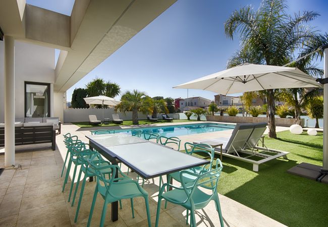 Villa à Empuriabrava - PENI LUXUEUSE VILLA CANAL PENI, 4CH,PISCINE, AMARRE 25m,WIFI Villa à Empuriabrava - PENI LUXUEUSE VILLA CANAL PENI, 4CH,PISCINE, AMARRE 25m,WIFI