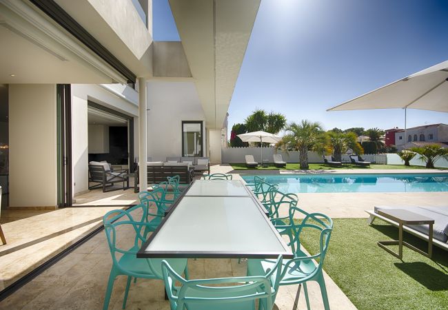 Villa à Empuriabrava - PENI LUXUEUSE VILLA CANAL PENI, 4CH,PISCINE, AMARRE 25m,WIFI Villa à Empuriabrava - PENI LUXUEUSE VILLA CANAL PENI, 4CH,PISCINE, AMARRE 25m,WIFI