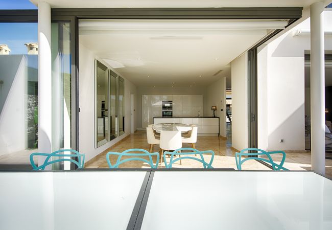 Villa à Empuriabrava - PENI LUXUEUSE VILLA CANAL PENI, 4CH,PISCINE, AMARRE 25m,WIFI Villa à Empuriabrava - PENI LUXUEUSE VILLA CANAL PENI, 4CH,PISCINE, AMARRE 25m,WIFI