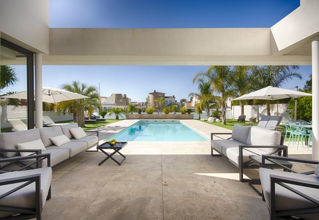 Villa à Empuriabrava - PENI LUXUEUSE VILLA CANAL PENI, 4CH,PISCINE, AMARRE 25m,WIFI Villa à Empuriabrava - PENI LUXUEUSE VILLA CANAL PENI, 4CH,PISCINE, AMARRE 25m,WIFI