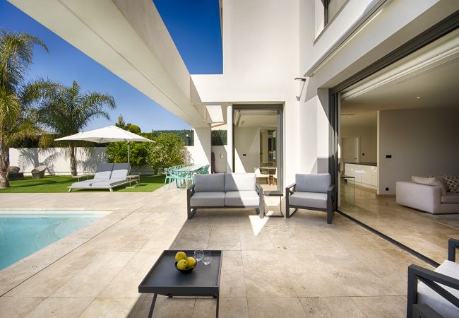 Villa à Empuriabrava - PENI LUXUEUSE VILLA CANAL PENI, 4CH,PISCINE, AMARRE 25m,WIFI Villa à Empuriabrava - PENI LUXUEUSE VILLA CANAL PENI, 4CH,PISCINE, AMARRE 25m,WIFI