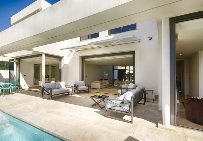 Villa à Empuriabrava - PENI LUXUEUSE VILLA CANAL PENI, 4CH,PISCINE, AMARRE 25m,WIFI Villa à Empuriabrava - PENI LUXUEUSE VILLA CANAL PENI, 4CH,PISCINE, AMARRE 25m,WIFI