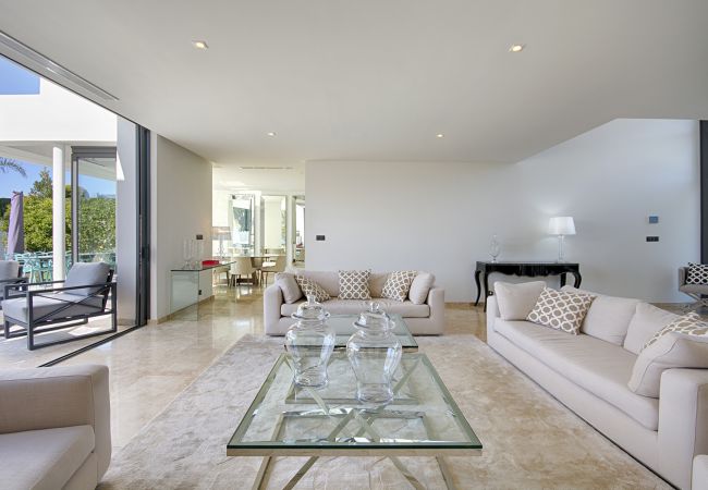 Villa à Empuriabrava - PENI LUXUEUSE VILLA CANAL PENI, 4CH,PISCINE, AMARRE 25m,WIFI Villa à Empuriabrava - PENI LUXUEUSE VILLA CANAL PENI, 4CH,PISCINE, AMARRE 25m,WIFI