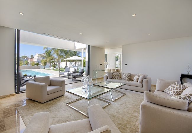 Villa à Empuriabrava - PENI LUXUEUSE VILLA CANAL PENI, 4CH,PISCINE, AMARRE 25m,WIFI Villa à Empuriabrava - PENI LUXUEUSE VILLA CANAL PENI, 4CH,PISCINE, AMARRE 25m,WIFI