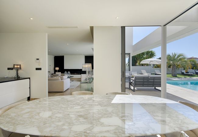Villa à Empuriabrava - PENI LUXUEUSE VILLA CANAL PENI, 4CH,PISCINE, AMARRE 25m,WIFI Villa à Empuriabrava - PENI LUXUEUSE VILLA CANAL PENI, 4CH,PISCINE, AMARRE 25m,WIFI