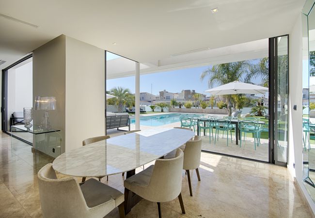 Villa à Empuriabrava - PENI LUXUEUSE VILLA CANAL PENI, 4CH,PISCINE, AMARRE 25m,WIFI Villa à Empuriabrava - PENI LUXUEUSE VILLA CANAL PENI, 4CH,PISCINE, AMARRE 25m,WIFI