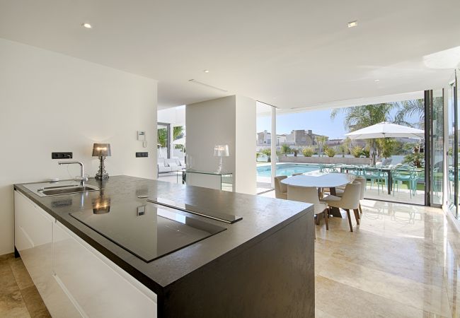 Villa à Empuriabrava - PENI LUXUEUSE VILLA CANAL PENI, 4CH,PISCINE, AMARRE 25m,WIFI Villa à Empuriabrava - PENI LUXUEUSE VILLA CANAL PENI, 4CH,PISCINE, AMARRE 25m,WIFI