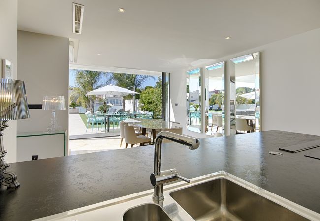 Villa à Empuriabrava - PENI LUXUEUSE VILLA CANAL PENI, 4CH,PISCINE, AMARRE 25m,WIFI Villa à Empuriabrava - PENI LUXUEUSE VILLA CANAL PENI, 4CH,PISCINE, AMARRE 25m,WIFI