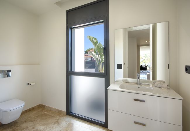 Villa à Empuriabrava - PENI LUXUEUSE VILLA CANAL PENI, 4CH,PISCINE, AMARRE 25m,WIFI Villa à Empuriabrava - PENI LUXUEUSE VILLA CANAL PENI, 4CH,PISCINE, AMARRE 25m,WIFI