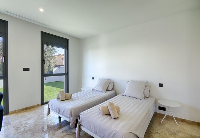 Villa à Empuriabrava - PENI LUXUEUSE VILLA CANAL PENI, 4CH,PISCINE, AMARRE 25m,WIFI Villa à Empuriabrava - PENI LUXUEUSE VILLA CANAL PENI, 4CH,PISCINE, AMARRE 25m,WIFI