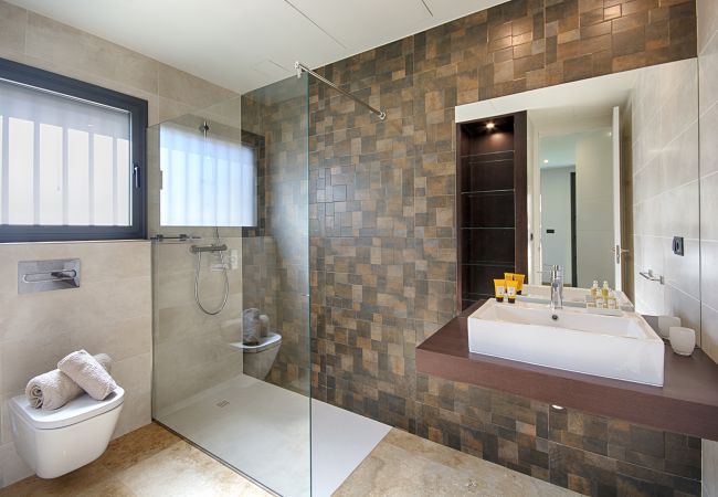 Villa à Empuriabrava - PENI LUXUEUSE VILLA CANAL PENI, 4CH,PISCINE, AMARRE 25m,WIFI Villa à Empuriabrava - PENI LUXUEUSE VILLA CANAL PENI, 4CH,PISCINE, AMARRE 25m,WIFI