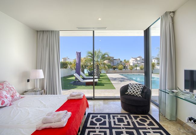 Villa à Empuriabrava - PENI LUXUEUSE VILLA CANAL PENI, 4CH,PISCINE, AMARRE 25m,WIFI Villa à Empuriabrava - PENI LUXUEUSE VILLA CANAL PENI, 4CH,PISCINE, AMARRE 25m,WIFI