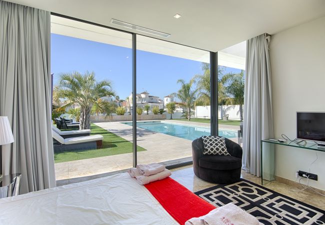 Villa à Empuriabrava - PENI LUXUEUSE VILLA CANAL PENI, 4CH,PISCINE, AMARRE 25m,WIFI Villa à Empuriabrava - PENI LUXUEUSE VILLA CANAL PENI, 4CH,PISCINE, AMARRE 25m,WIFI