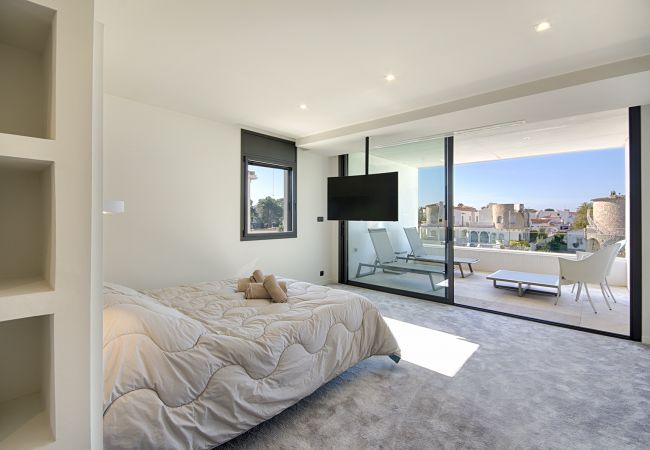 Villa à Empuriabrava - PENI LUXUEUSE VILLA CANAL PENI, 4CH,PISCINE, AMARRE 25m,WIFI Villa à Empuriabrava - PENI LUXUEUSE VILLA CANAL PENI, 4CH,PISCINE, AMARRE 25m,WIFI