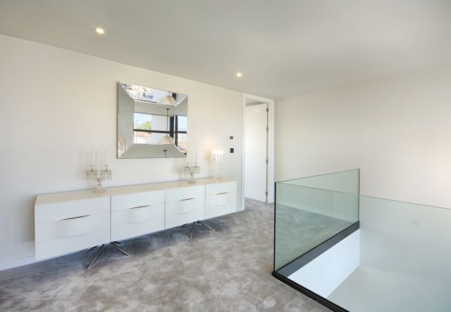 Villa à Empuriabrava - PENI LUXUEUSE VILLA CANAL PENI, 4CH,PISCINE, AMARRE 25m,WIFI Villa à Empuriabrava - PENI LUXUEUSE VILLA CANAL PENI, 4CH,PISCINE, AMARRE 25m,WIFI