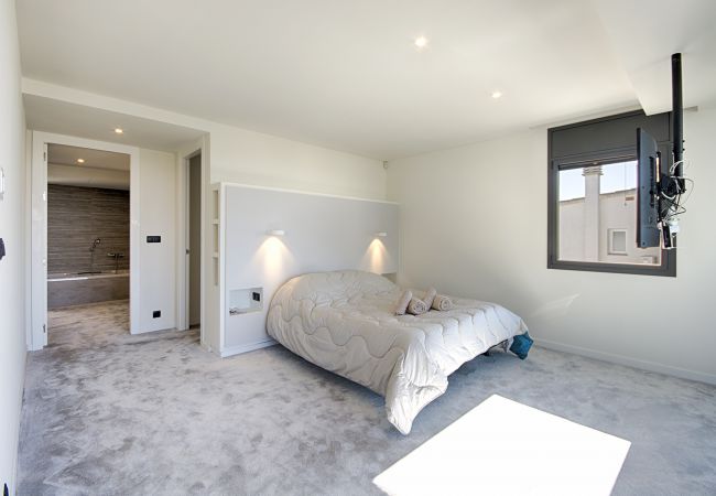 Villa à Empuriabrava - PENI LUXUEUSE VILLA CANAL PENI, 4CH,PISCINE, AMARRE 25m,WIFI Villa à Empuriabrava - PENI LUXUEUSE VILLA CANAL PENI, 4CH,PISCINE, AMARRE 25m,WIFI