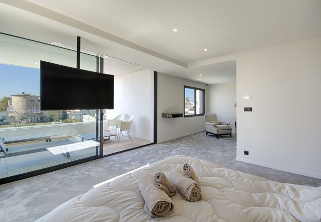 Villa à Empuriabrava - PENI LUXUEUSE VILLA CANAL PENI, 4CH,PISCINE, AMARRE 25m,WIFI Villa à Empuriabrava - PENI LUXUEUSE VILLA CANAL PENI, 4CH,PISCINE, AMARRE 25m,WIFI