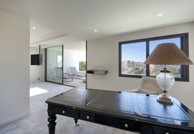 Villa à Empuriabrava - PENI LUXUEUSE VILLA CANAL PENI, 4CH,PISCINE, AMARRE 25m,WIFI Villa à Empuriabrava - PENI LUXUEUSE VILLA CANAL PENI, 4CH,PISCINE, AMARRE 25m,WIFI