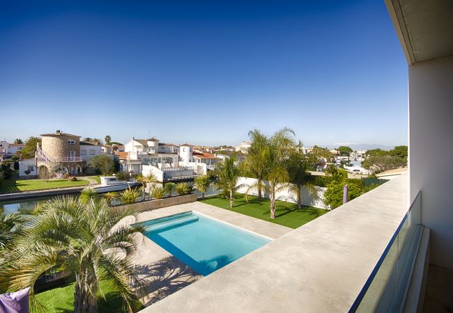Villa à Empuriabrava - PENI LUXUEUSE VILLA CANAL PENI, 4CH,PISCINE, AMARRE 25m,WIFI Villa à Empuriabrava - PENI LUXUEUSE VILLA CANAL PENI, 4CH,PISCINE, AMARRE 25m,WIFI