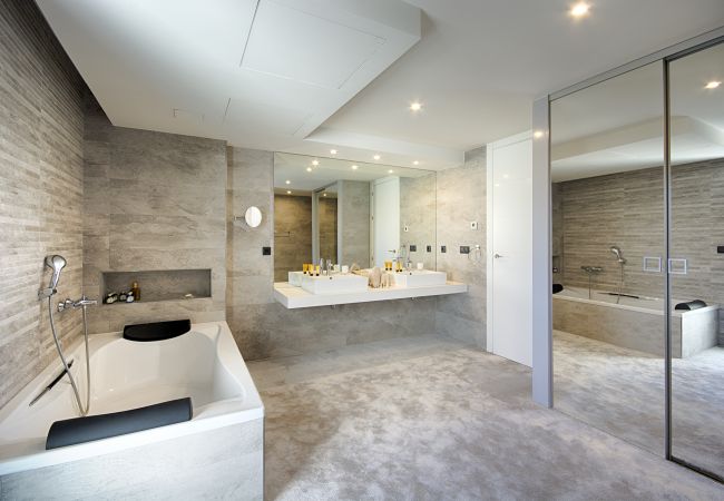 Villa à Empuriabrava - PENI LUXUEUSE VILLA CANAL PENI, 4CH,PISCINE, AMARRE 25m,WIFI Villa à Empuriabrava - PENI LUXUEUSE VILLA CANAL PENI, 4CH,PISCINE, AMARRE 25m,WIFI