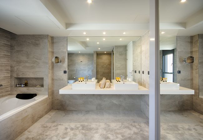Villa à Empuriabrava - PENI LUXUEUSE VILLA CANAL PENI, 4CH,PISCINE, AMARRE 25m,WIFI Villa à Empuriabrava - PENI LUXUEUSE VILLA CANAL PENI, 4CH,PISCINE, AMARRE 25m,WIFI